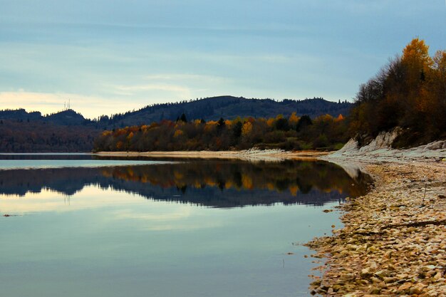 Lago Shaori en Racha, Georgia. Paisaje del lago en otoño.