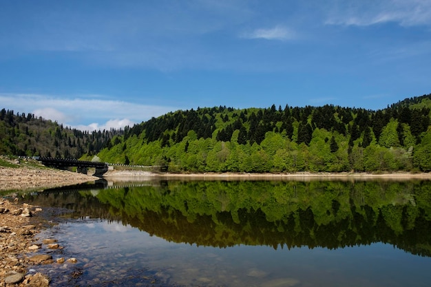 Lago Shaori en Racha, Georgia