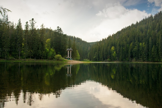 Lago Sinevir no horário de verão. Lago vulcânico nas montanhas dos Cárpatos na Ucrânia, Europa