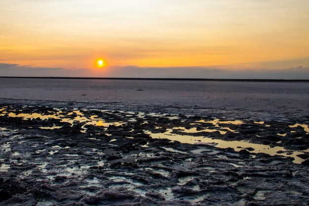 Lago Siwash salado rosa coloreado por microalgas famosas por sus propiedades antioxidantes que enriquecen el agua con betacaroteno al atardecer