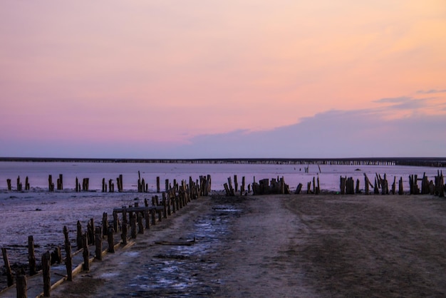 Lago Siwash salgado rosa ao pôr do sol