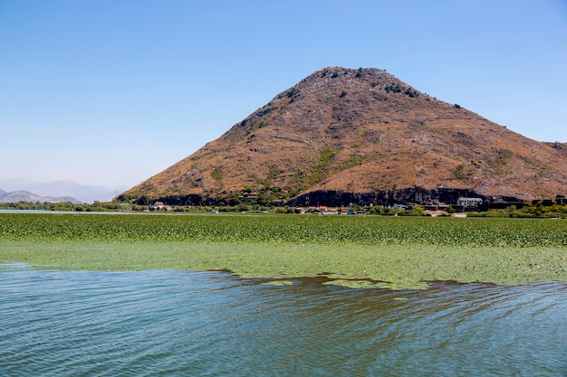 Lago Skadar e suas montanhas circundantes Montenegro