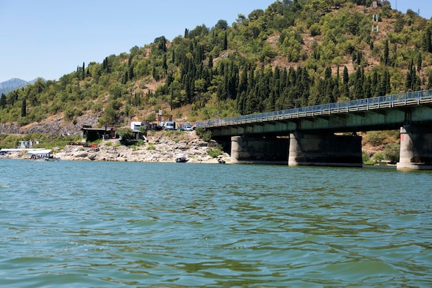 Lago skadar montenegro 02 de agosto de 2017 ponte ferroviária sobre o lago skadar montenegro