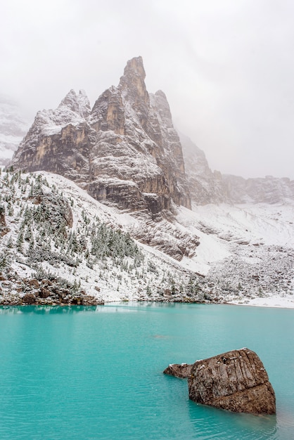 Foto lago sorapis en las montañas de dolomiti, italia. en invierno