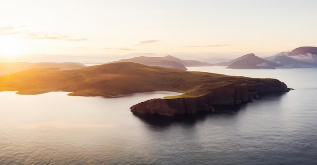 Foto lago sorvagsvatn en los acantilados de la isla de vagar en las islas feroe al atardecer