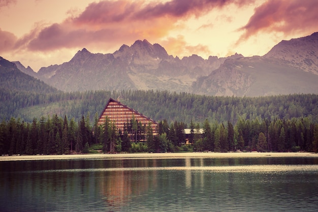 Foto lago strbske pleso en la alta montaña de tatras, eslovaquia europa