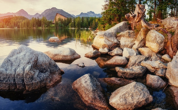 Lago Strbske Pleso en la alta montaña de Tatras, Eslovaquia Europa