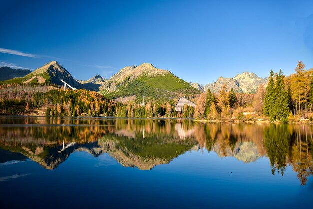 Lago Strbske (Strbske Pleso) no sopé das montanhas Tatra, dia ensolarado em Ocotober