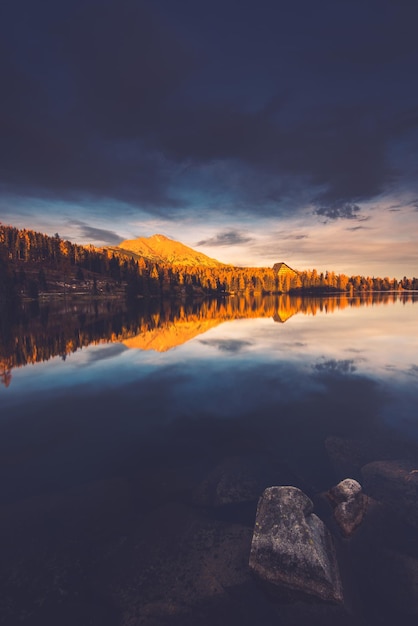 Lago Strbskie Pleso nas montanhas Tatra da Eslováquia