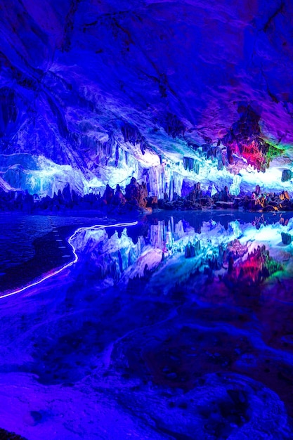 Foto lago subterráneo en las cuevas de la flauta de caña en guilin, china