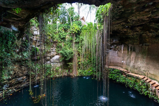 Foto lago subterrâneo de ik kil cenote