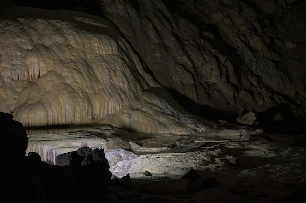 Foto lago subterrâneo na nova caverna de athos na abkhazia