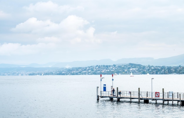 Lago en Suiza bajo un cielo nublado