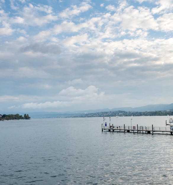 Lago en Suiza bajo un cielo nublado