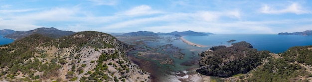 Lago sulungur e vista da praia de iztuzu da colina na vila dalyan da província de mugla