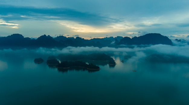 Lago Sunligh montaña Rajjaprabha Dam (Chiao Lan Dam), provincia de Surat Thani, Tailandia