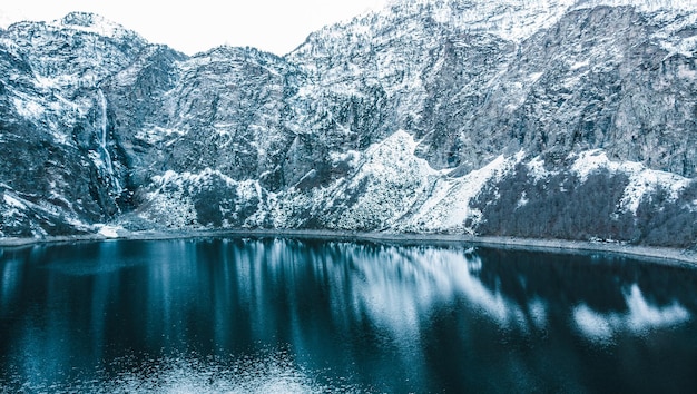 Lago del sur de Francia con nieve