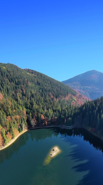 Lago Synevir colores de otoño