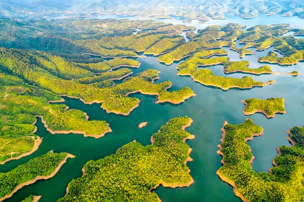 Lago Ta Dung visto de cima de manhã com pequenas ilhas do paraíso com belo resumo