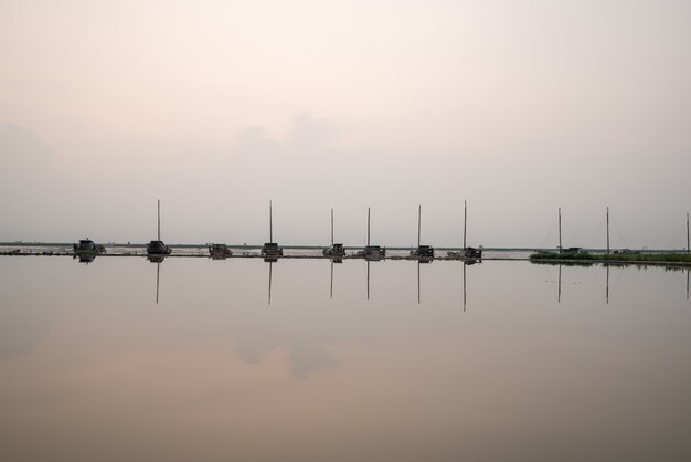 El lago de la tarde reflejaba las montañas y el cielo a ambos lados;