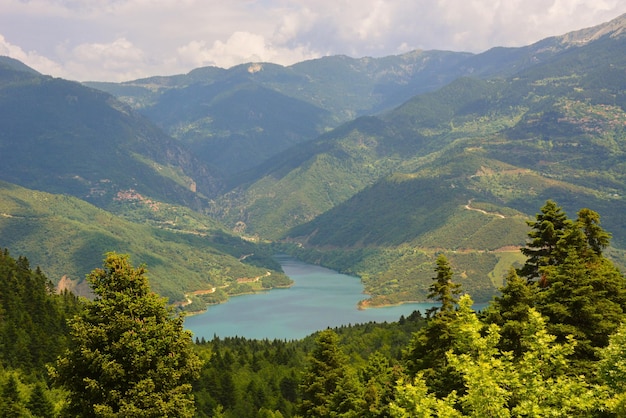 Lago técnico Evinou en las montañas de Grecia