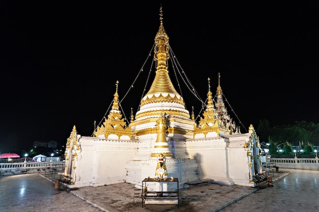 Lago con templos de Wat Chong Klang y Wat Chong Kham en la noche en Mae Hong Son, Tailandia