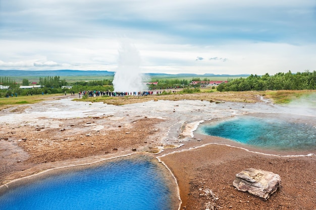 Foto lago termal azul blesi y erupción de strokkur geysir, ruta del círculo dorado en islandia