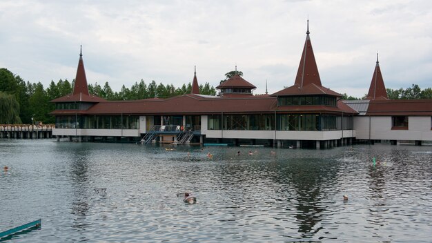 Lago termal em Heviz