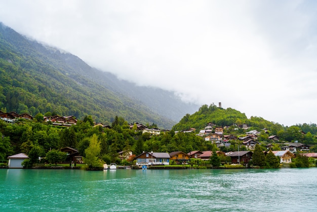 Lago Thun con la ciudad de Interlaken