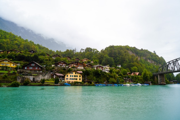 Lago Thun con la ciudad de Interlaken