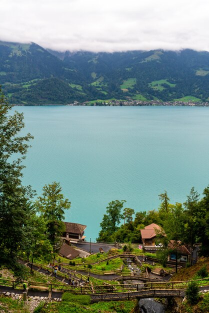 Lago Thun con la ciudad de Interlaken