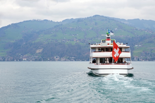 Foto lago thun con crucero