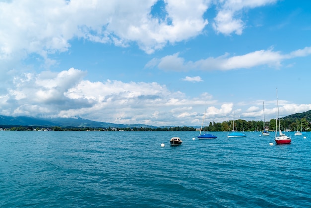 Lago Thun con montaña en Suiza