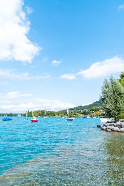 Lago Thun con montaña en Suiza