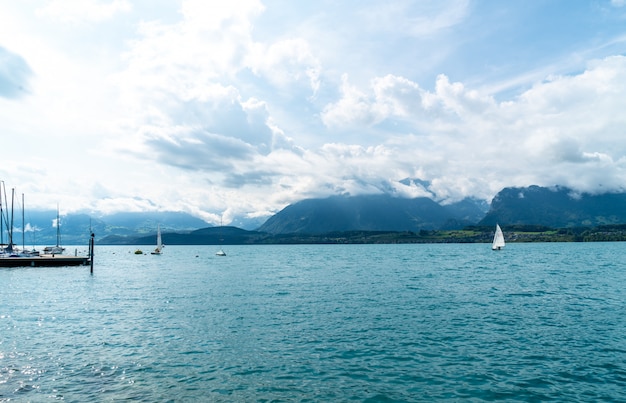 Lago Thun con montaña en Suiza