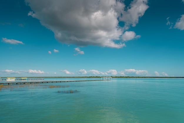 El lago tiene siete tonos de azul.