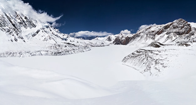 Lago Tilicho y montañas del Himalaya