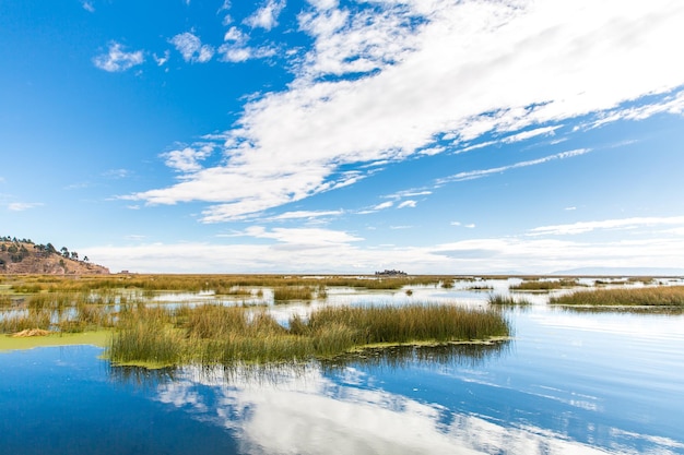 Lago Titicaca América del Sur ubicado en la frontera de Perú y Bolivia. Se encuentra a 3812 m sobre el nivel del mar, lo que lo convierte en uno de los lagos comercialmente navegables más altos del mundo.