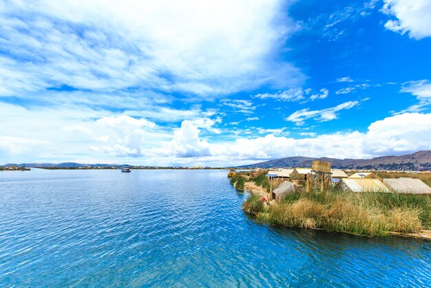 Lago Titicaca cerca de Puno Perú