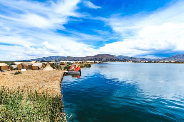 Lago Titicaca perto de Puno, Peru