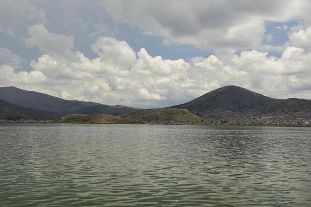 Lago Titicaca vista desde un barco turístico Puno Perú