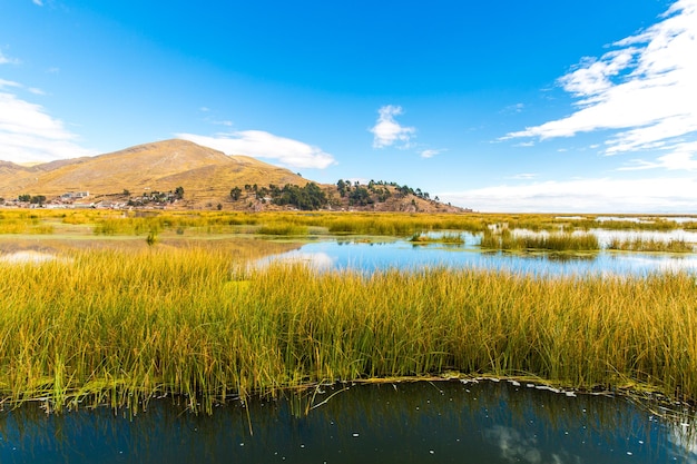 Lago TiticacaAmérica do Sul localizado na fronteira do Peru e da Bolívia Fica 3812 m acima do nível do mar, tornando-se um dos lagos comercialmente navegáveis mais altos do mundo