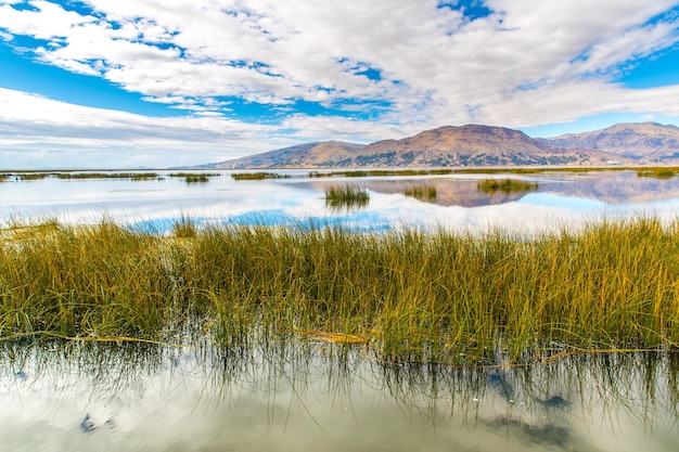 Lago titicacaamérica do sul localizado na fronteira do peru e da bolívia fica 3812 m acima do nível do mar, tornando-se um dos lagos comercialmente navegáveis mais altos do mundo