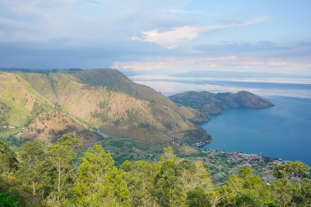 Lago Toba (indonésio Danau Toba) é um grande lago natural no norte de Sumatra, Indonésia