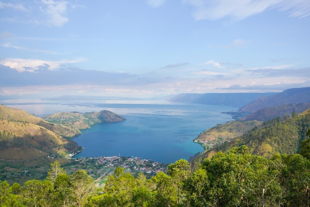 El lago Toba (indonesio Danau Toba) es un gran lago natural en el norte de Sumatra, Indonesia