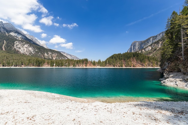 Lago Tovel mineralizado alpino rodeado de montañas bajo el cielo azul Ville d'Anaunia Trentino