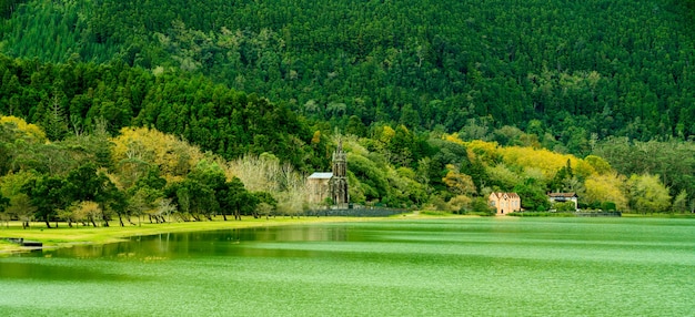 Lago tranquilo en Azores, Portugal