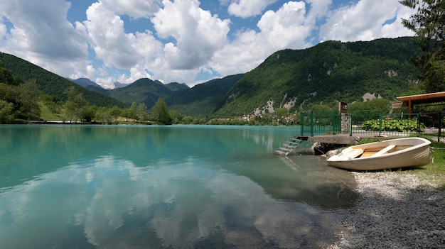 Lago tranquilo y hermoso en el pueblo de most na soci, eslovenia ue