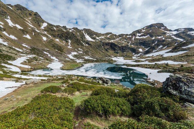 Lago Tristaina em Andorra Pirinéus na primavera