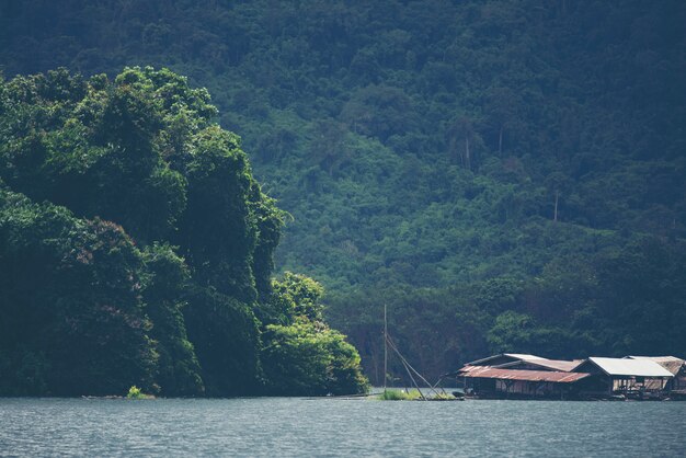 Lago tropical y montaña, vista de la naturaleza.